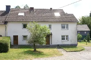 Einfamilienhaus mit drei Garagen und einer Scheune in Dorflage von Ruppichteroth