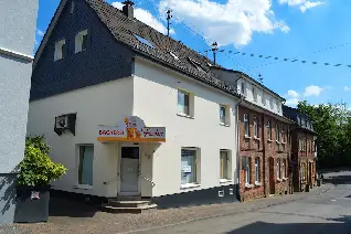Wohn-/Geschäftshaus im Ortskern von Much - eine große Gewerbeeinheit und zwei Wohnungen