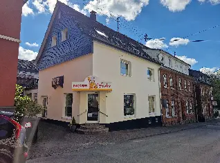 Wohn-/Geschäftshaus im Ortskern von Much - eine große Gewerbeeinheit und zwei Wohnungen